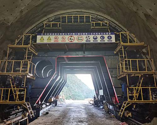 产品详情隧道台车隧道模板台车为非标大型钢结构设备,具有液压系统